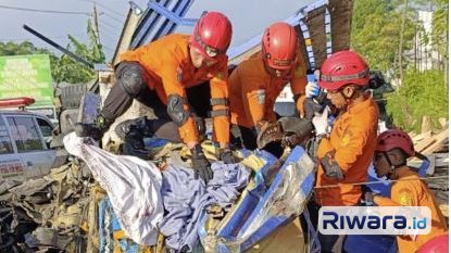 Rescuer Basarnas berupaya mengeluarkan korban kecelakaan yang terjepit di dalam kabin truk